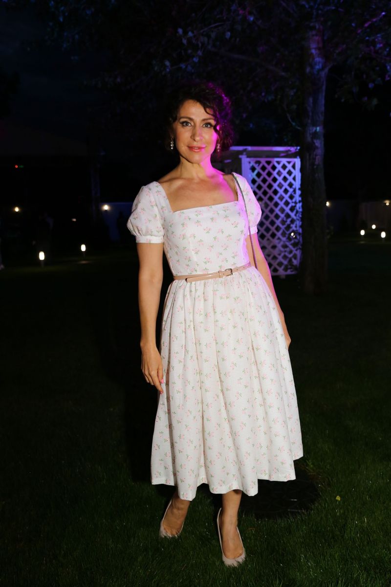 Словно девочка: Надежда Матвеева появилась на вечеринке в белом платье