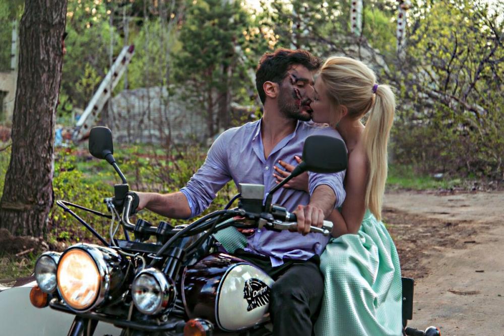 Алина Гросу заинтриговала фанатов огромным букетом красных роз 