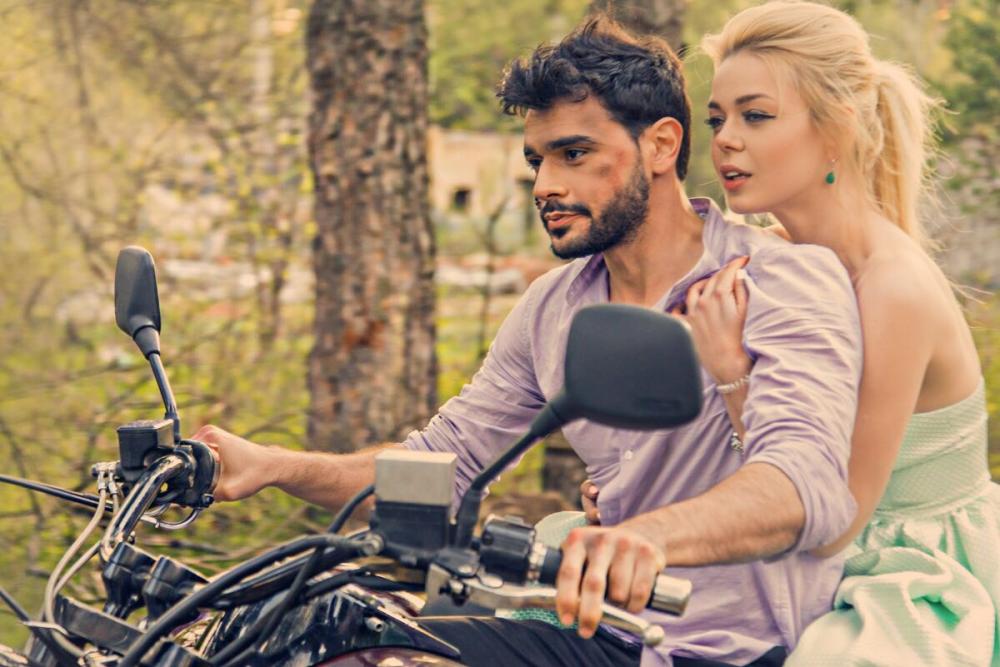 Неузнаваемая блондинка Алина Гросу сняла провокационный клип 