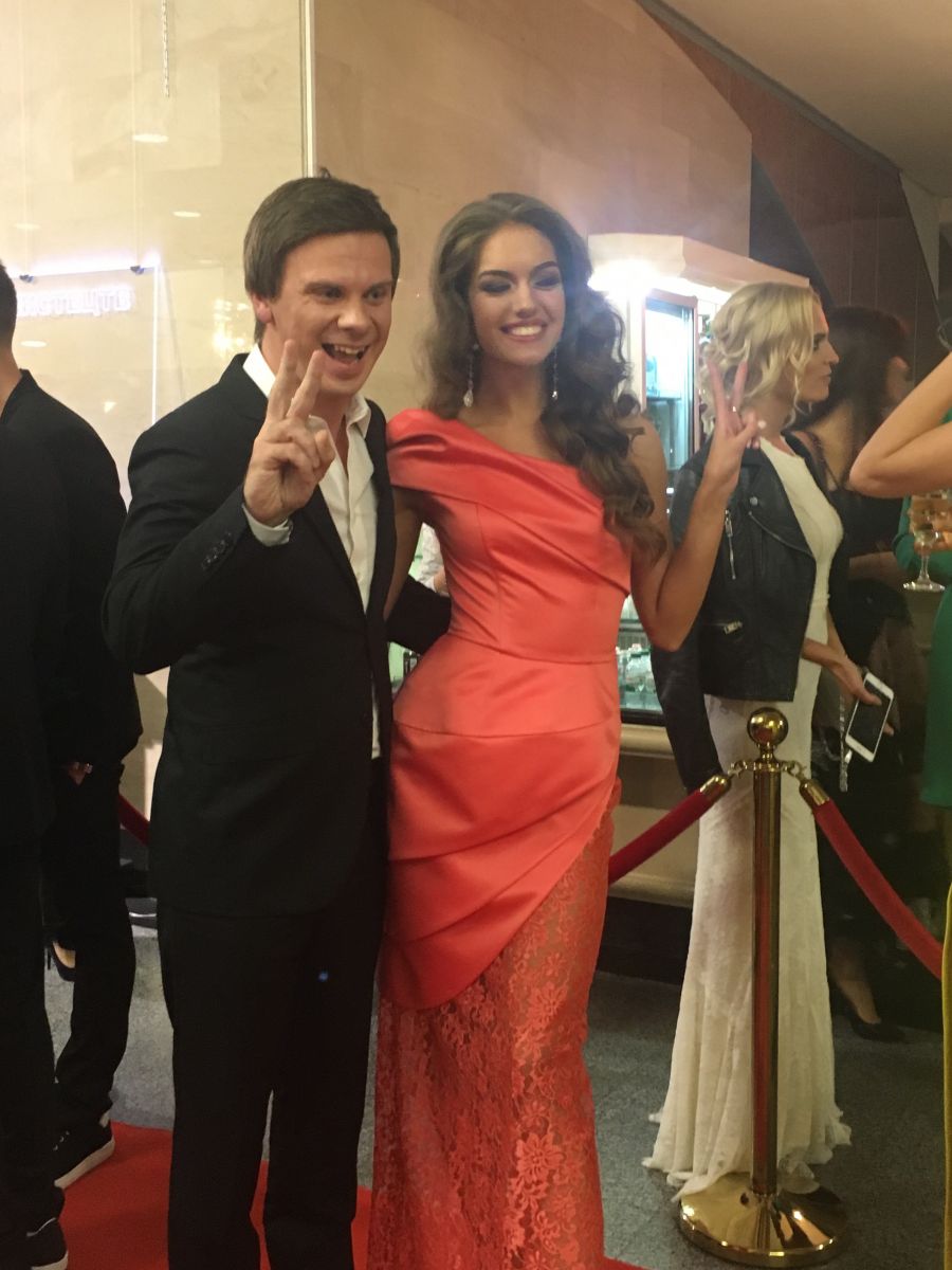 Дотанцевались: Дмитрий Комаров и его партнерша в "Танцях з зірками" вместе позируют на красной дорожке