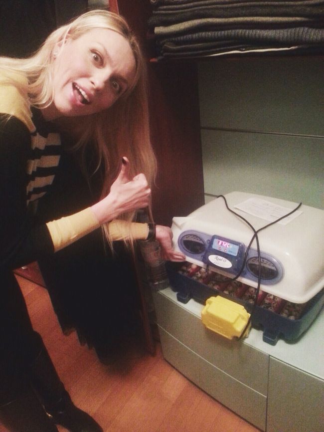 Оля Полякова организовала инкубатор на дому