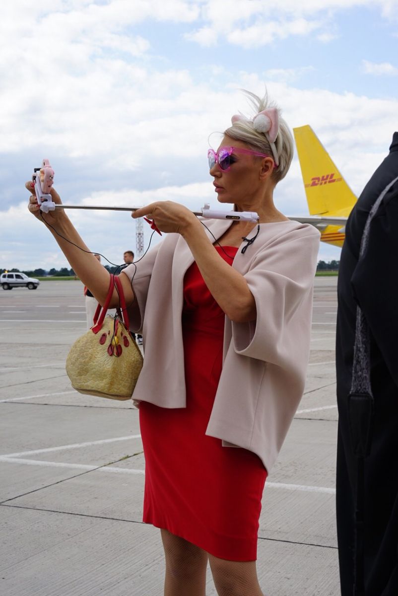 Звезды в аэропорту: репортаж о показе Жана Грицфельдта на взлетной полосе