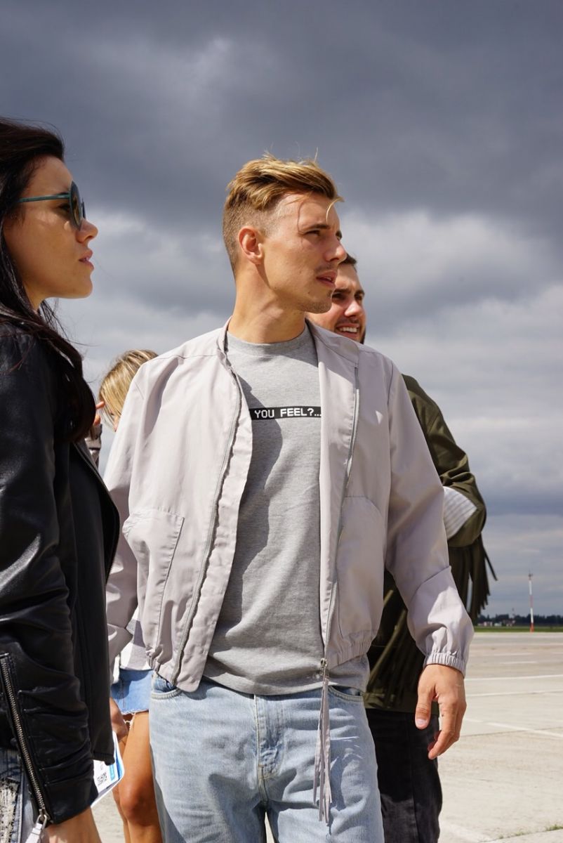 Звезды в аэропорту: репортаж о показе Жана Грицфельдта на взлетной полосе