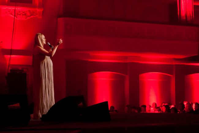 Беременная Alyosha вышла в свет в платье-бюстье