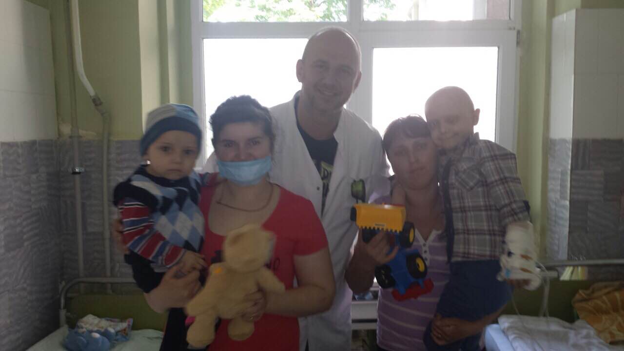 Скандалам вопреки: Потап и Настя поддержали онкобольных детей в Мукачево