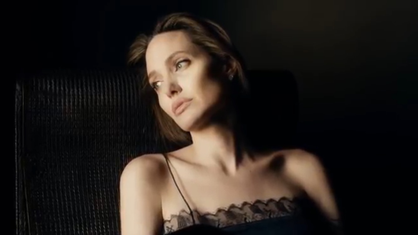 Женщина-мечта: Анджелина Джоли снялась в соблазнительной рекламе духов