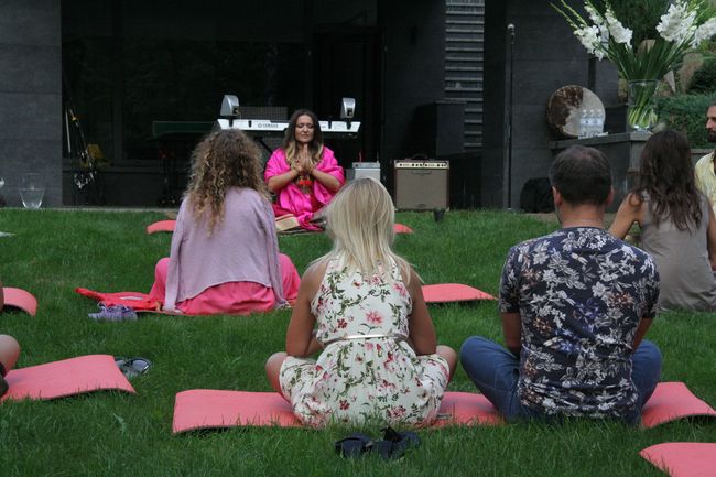 Наталья Могилевская устроила йога-вечеринку с медитациями по случаю своего 41-летия