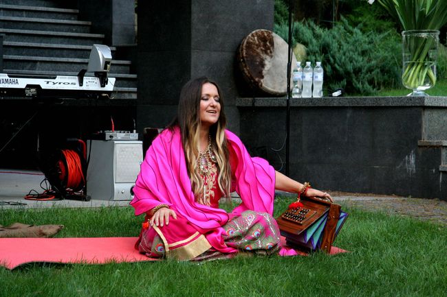 Наталья Могилевская устроила йога-вечеринку с медитациями по случаю своего 41-летия