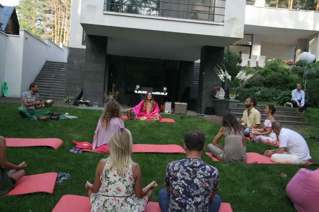 Наталья Могилевская устроила йога-вечеринку с медитациями по случаю своего 41-летия