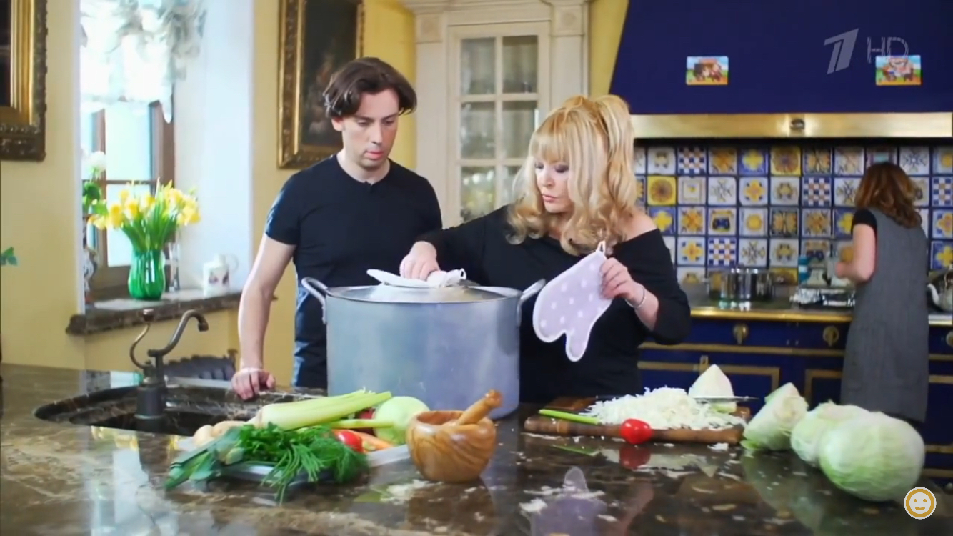 Видео: Алла Пугачева готовит на своей шикарной кухне