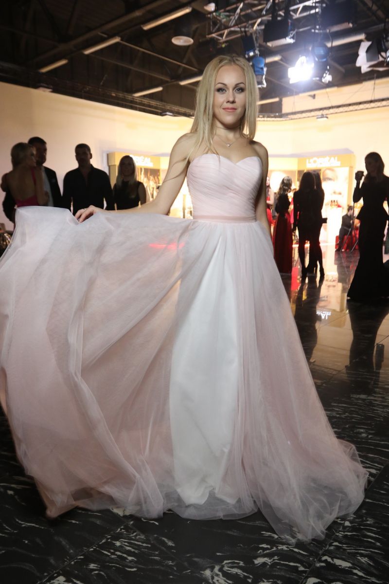 Нежнее нежного: Alyosha восхитила воздушным нарядом на Viva! Бале