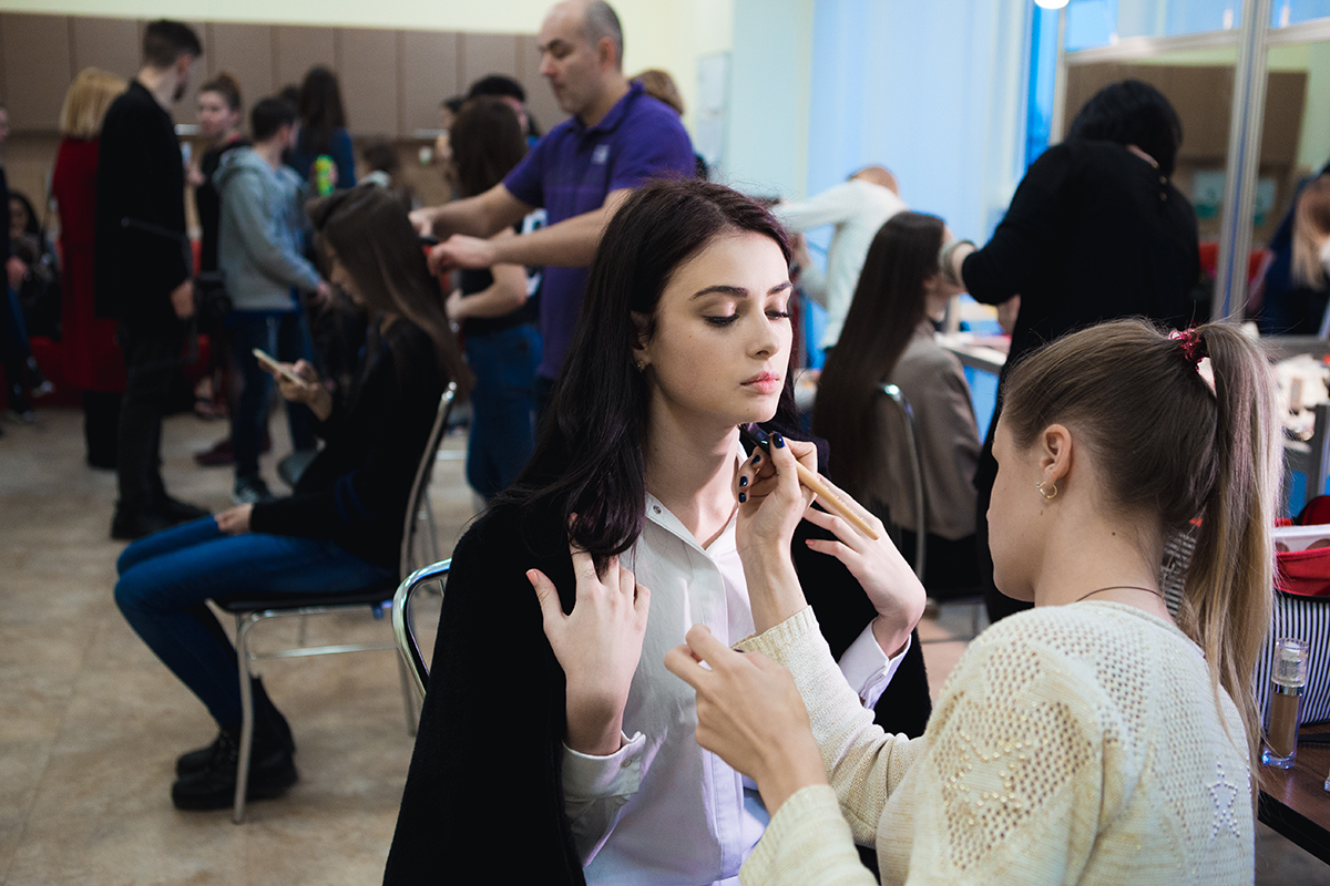 Бэкстейдж показа Анастасии Ивановой: как модели готовятся к выходу на подиум