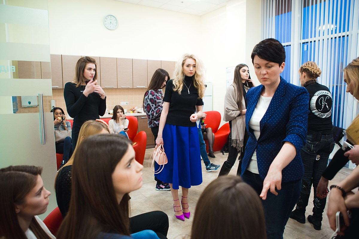 Бэкстейдж показа Анастасии Ивановой: как модели готовятся к выходу на подиум