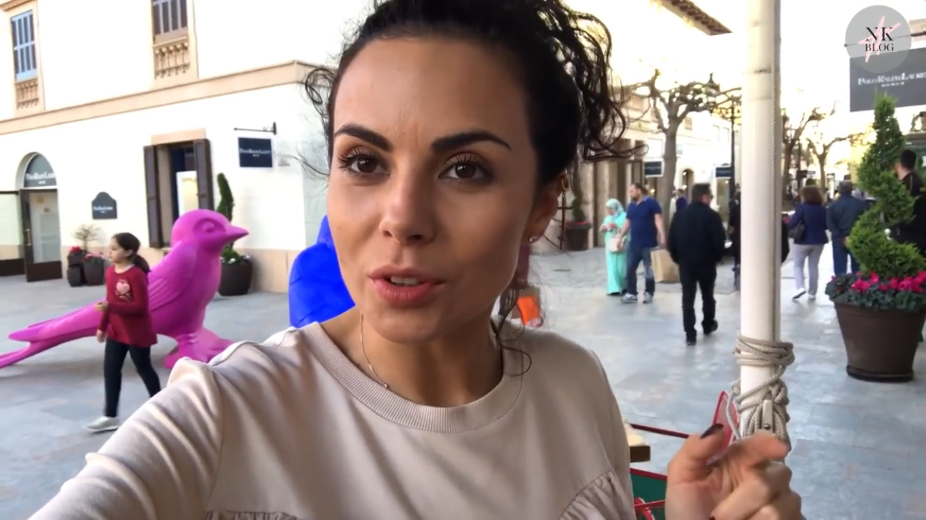 Каникулы с мамой: Настя Каменских отправилась на отдых в Барселону