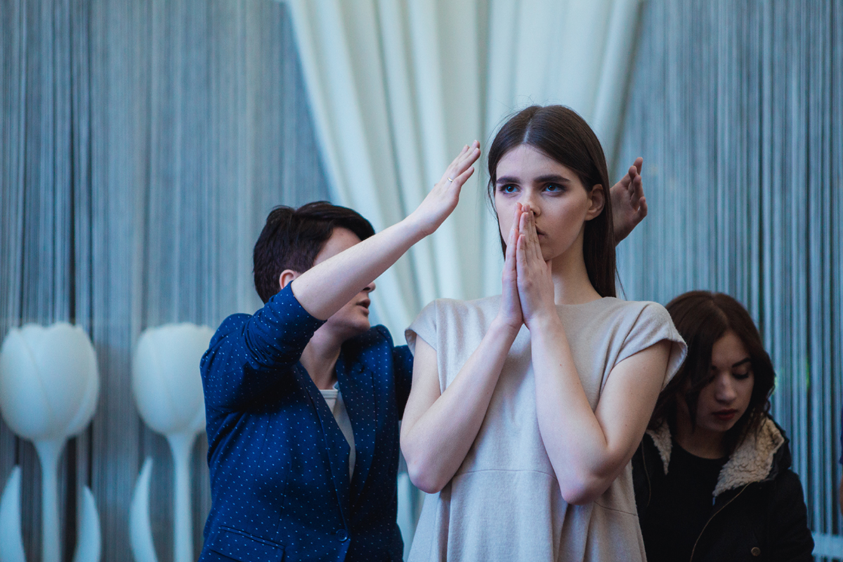 Бэкстейдж показа Анастасии Ивановой: как модели готовятся к выходу на подиум