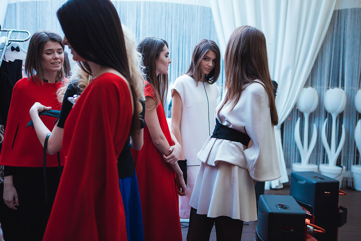 Бэкстейдж показа Анастасии Ивановой: как модели готовятся к выходу на подиум