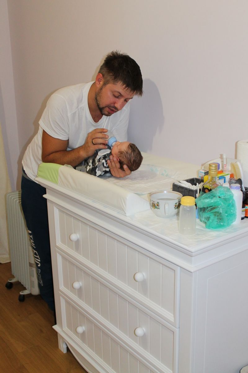 Александр Бережок с женой и ребенком