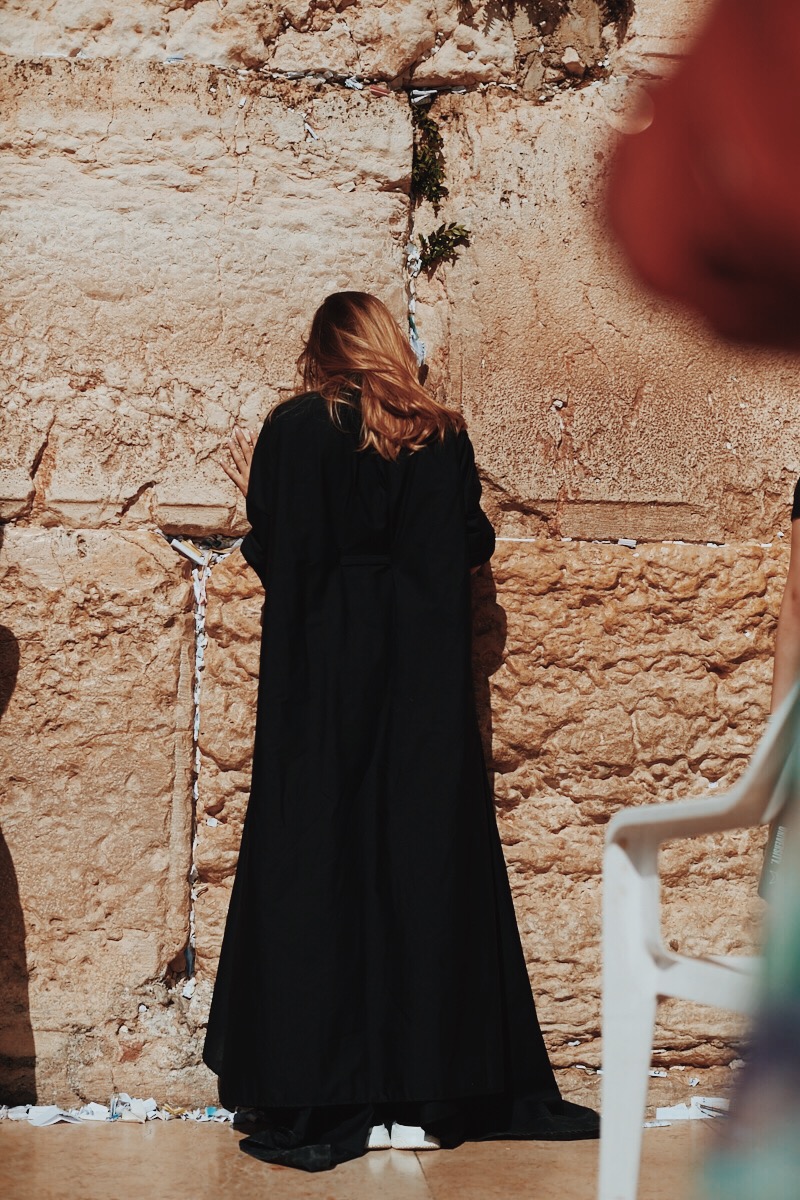 Фотофакт: Loboda помолилась у Стены Плача в Иерусалиме