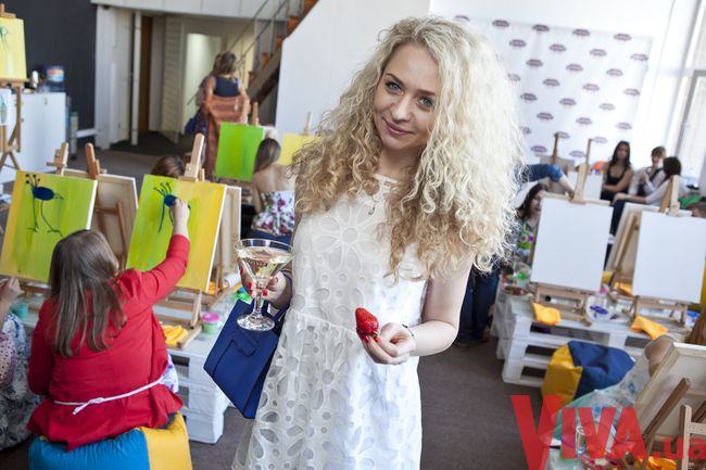Звездный девичник Viva! Как известные украинки рисовали за бокалом вина