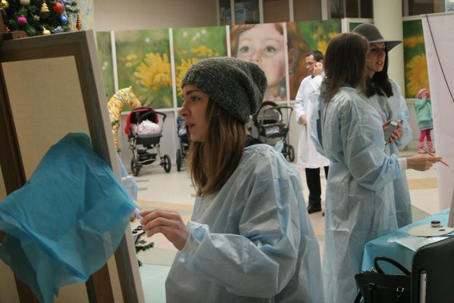 Украинские звезды посетили детский кардиоцентр и вместе с художниками создали картины для Зимнего Благотворительного аукциона.