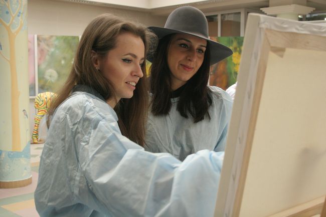 Украинские звезды посетили детский кардиоцентр и вместе с художниками создали картины для Зимнего Благотворительного аукциона.