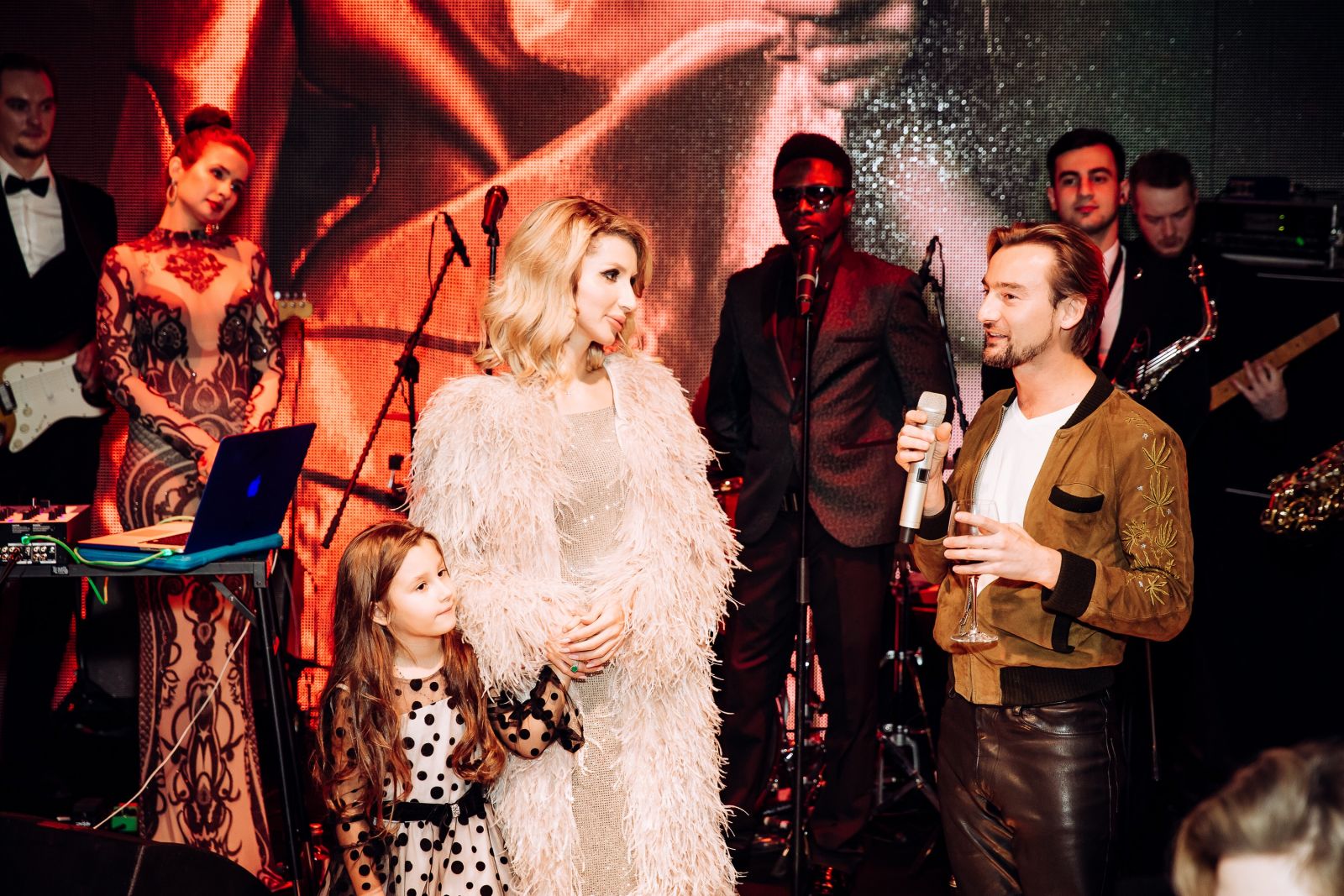 Пятиметровая картина и торт в человеческий рост: Светлана Лобода пышно отпраздновала 35-летие