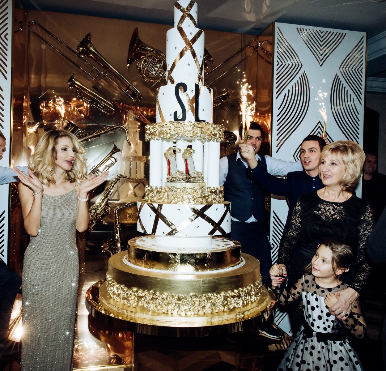 Пятиметровая картина и торт в человеческий рост: Светлана Лобода пышно отпраздновала 35-летие