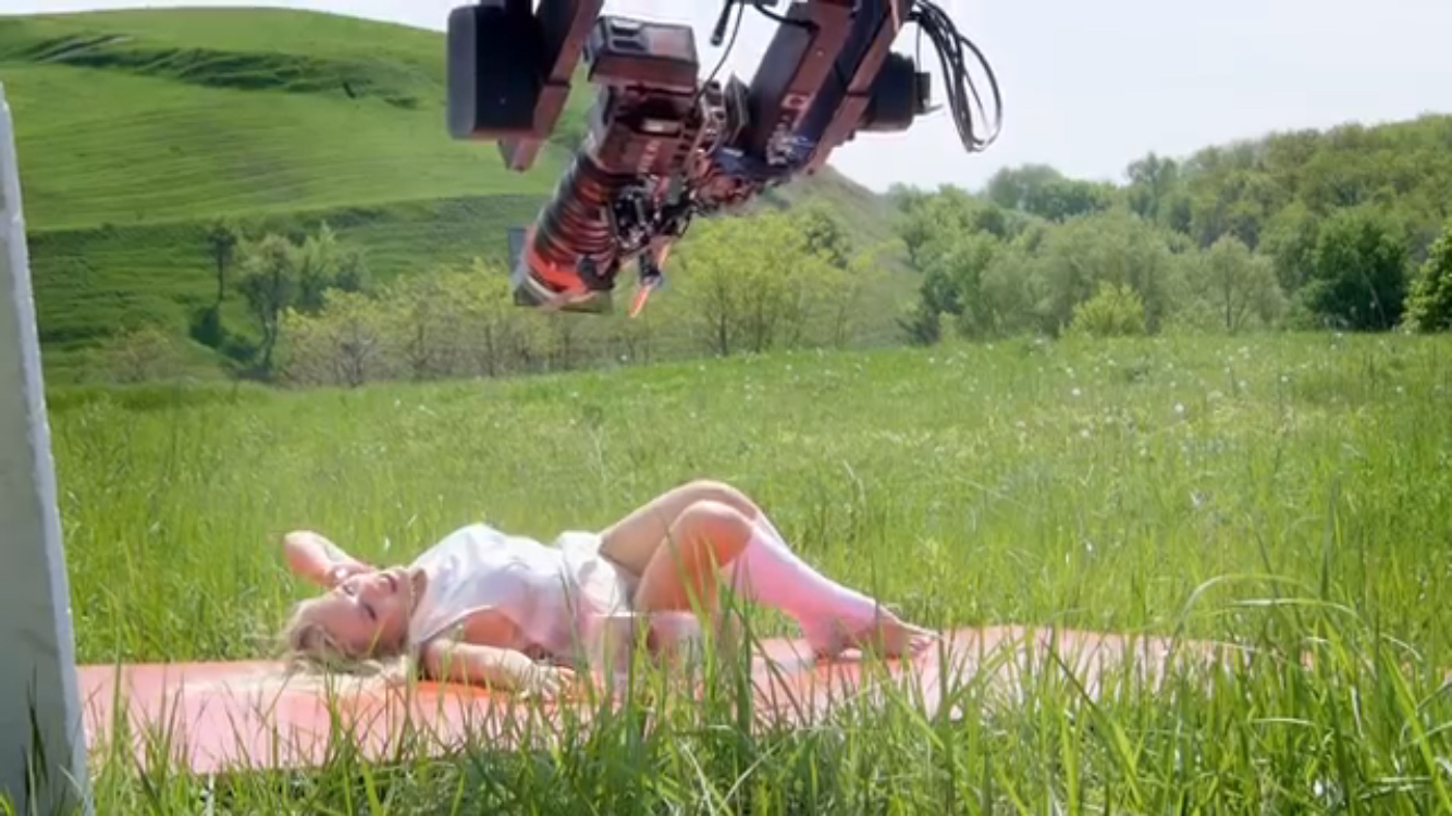 Смелые танцы и короткие юбки: как снимался новый клип певицы Alyosha