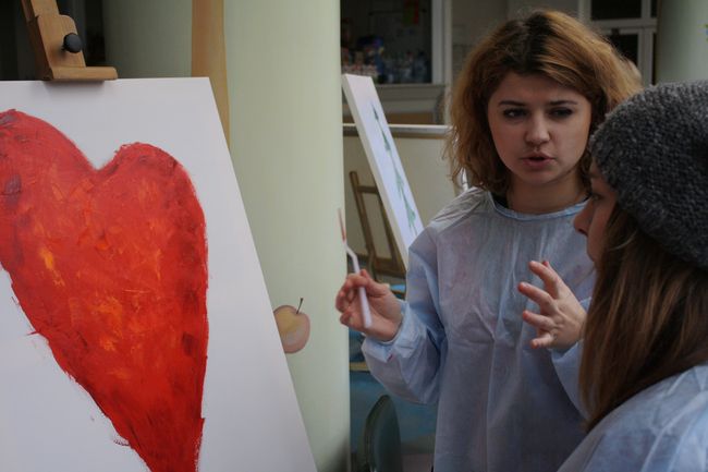 Украинские звезды посетили детский кардиоцентр и вместе с художниками создали картины для Зимнего Благотворительного аукциона.