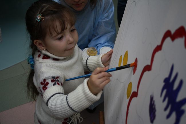 Украинские звезды посетили детский кардиоцентр и вместе с художниками создали картины для Зимнего Благотворительного аукциона.