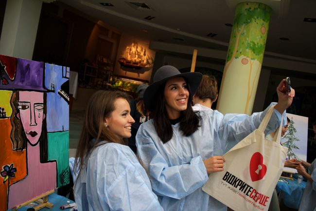 Украинские звезды посетили детский кардиоцентр и вместе с художниками создали картины для Зимнего Благотворительного аукциона.