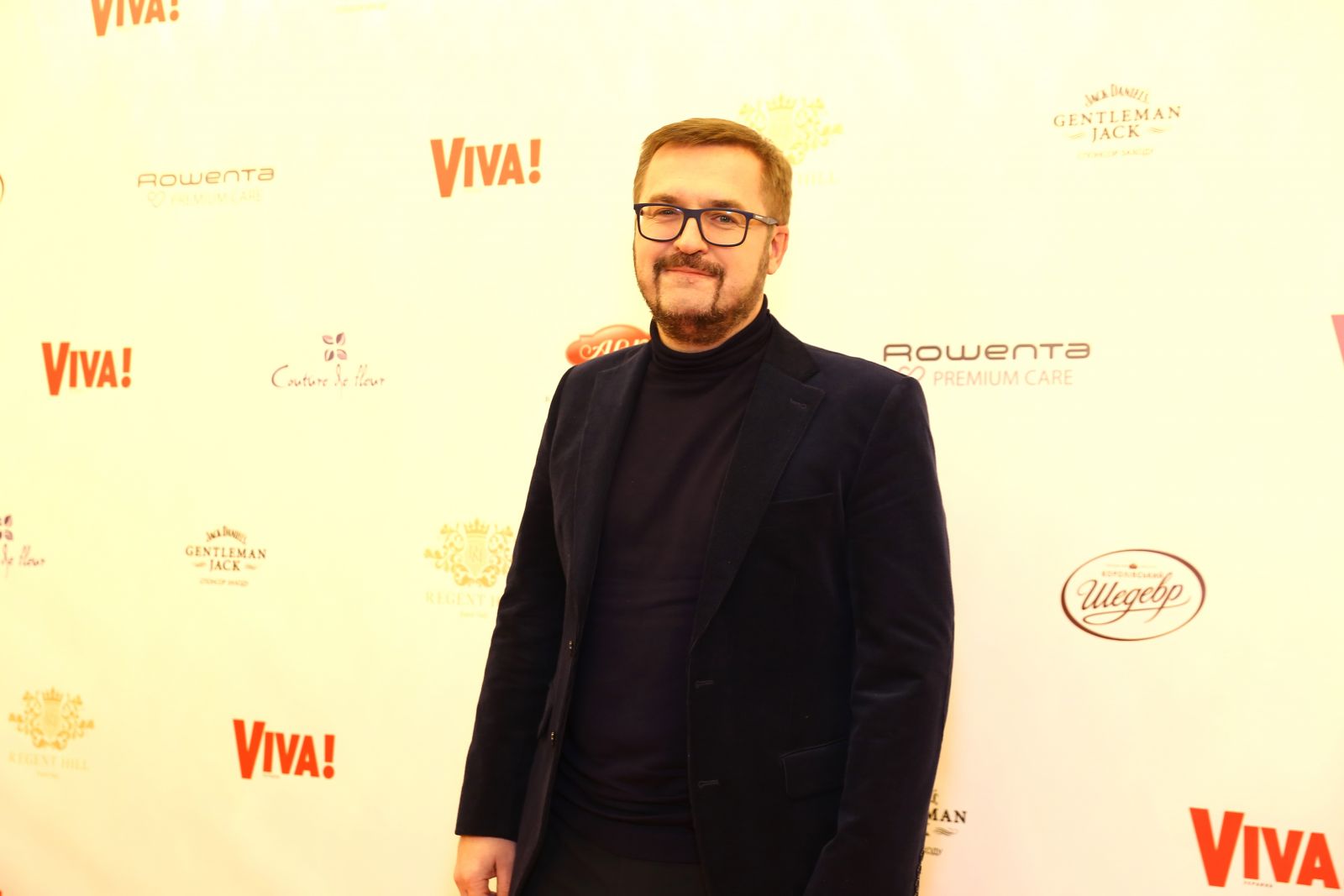 Мужчина мечты: Александр Пономарев блистает на красной дорожке Viva! Бал