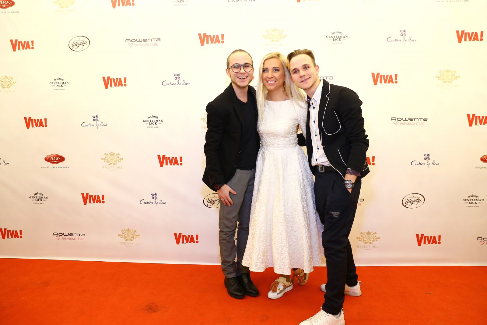 Нежнее нежного: Тоня Матвиенко блистает на красной дорожке в белом платье