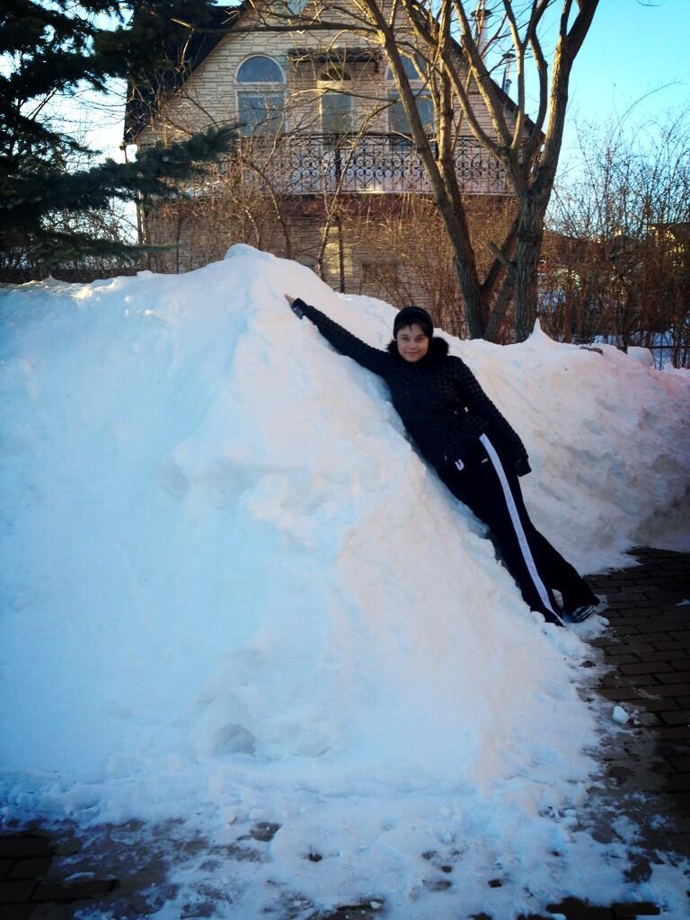 Наташа Королева и сугробы на ее даче. март 2013
