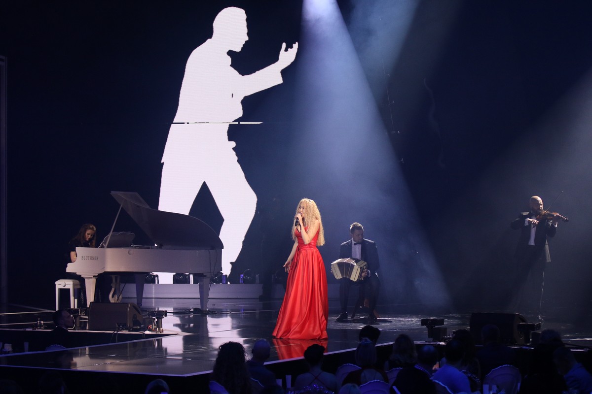 Alyosha и Kiev Tango Project, The Hardkiss и танцоры балета, эпатажные &laquo;Неангелы&raquo; и хор мальчиков: звездные дуэты на церемонии &laquo;Viva! Самые красивые-2017&raquo;