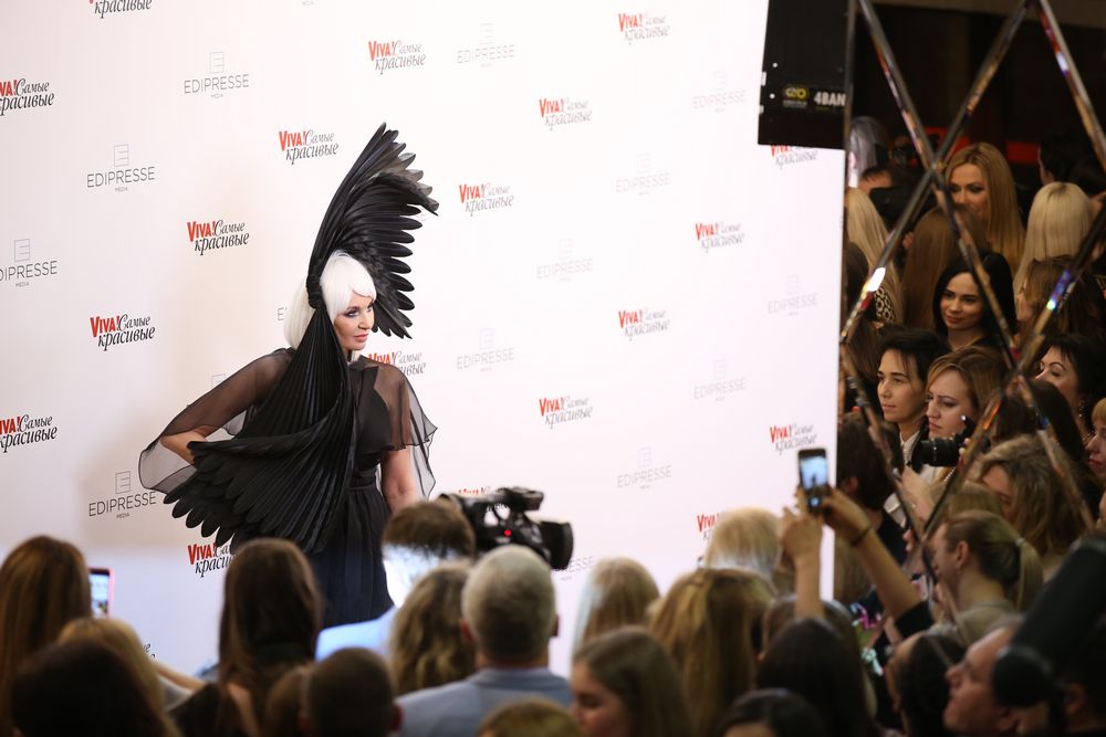 Гламурная птица: Светлана Вольнова восхитила публику необычным нарядом на &quot;Viva! Самые красивые&quot;