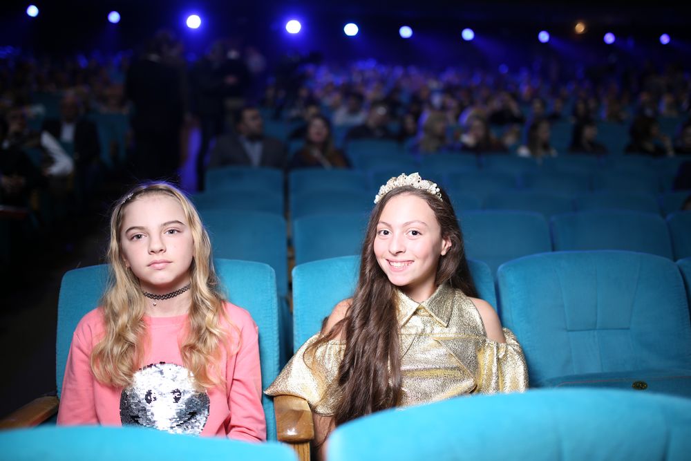 Звездный гость: повзрослевшая дочь Оли Поляковой пришла на &quot;Viva! Самые красивые- 2017&quot; в золотом наряде