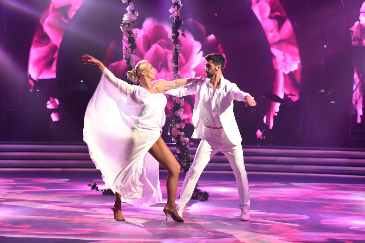 Еще выше разрезы: как участницы &quot;Танців з зірками&quot; в третьем эфире соблазняли длинными ногами