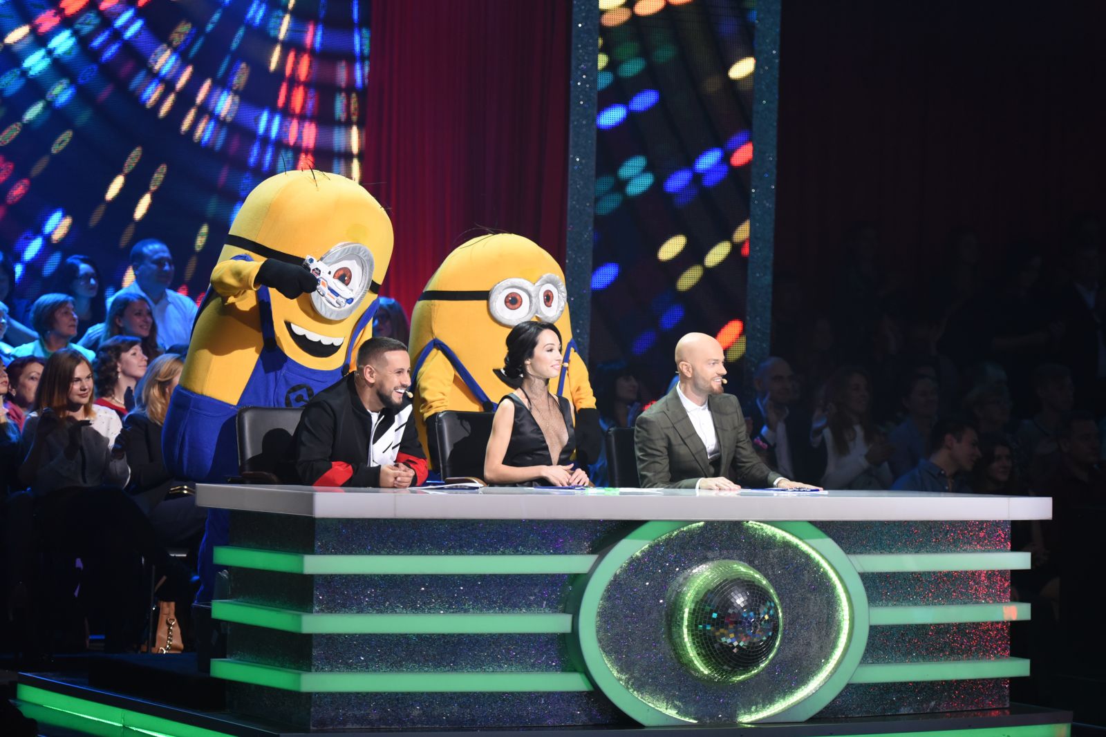 Элегантно и соблазнительно: в сети обсуждают наряд судьи шоу 