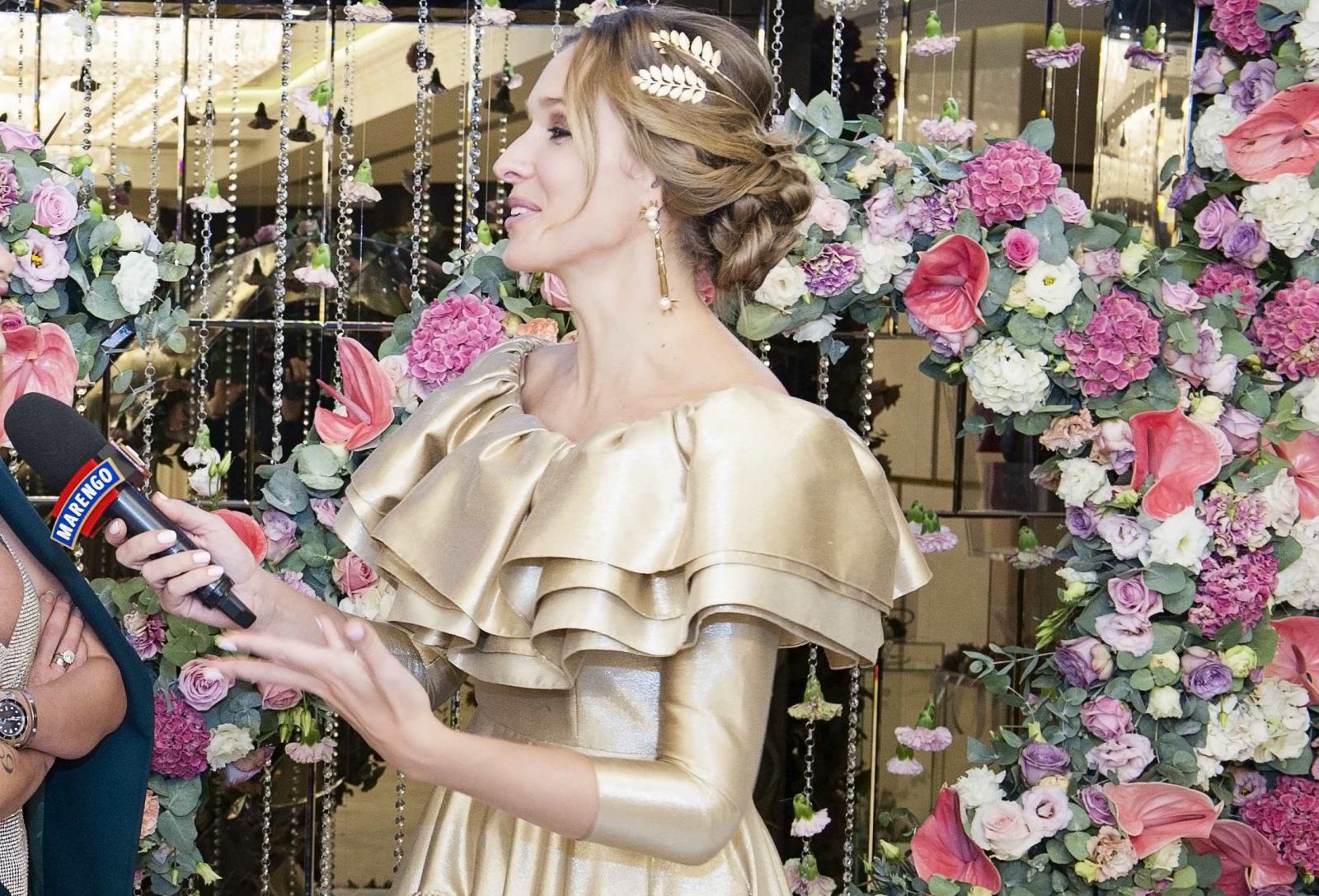 Девушка в золоте: Катя Осадчая восхитила платьем с шлейфом на Viva! Бал