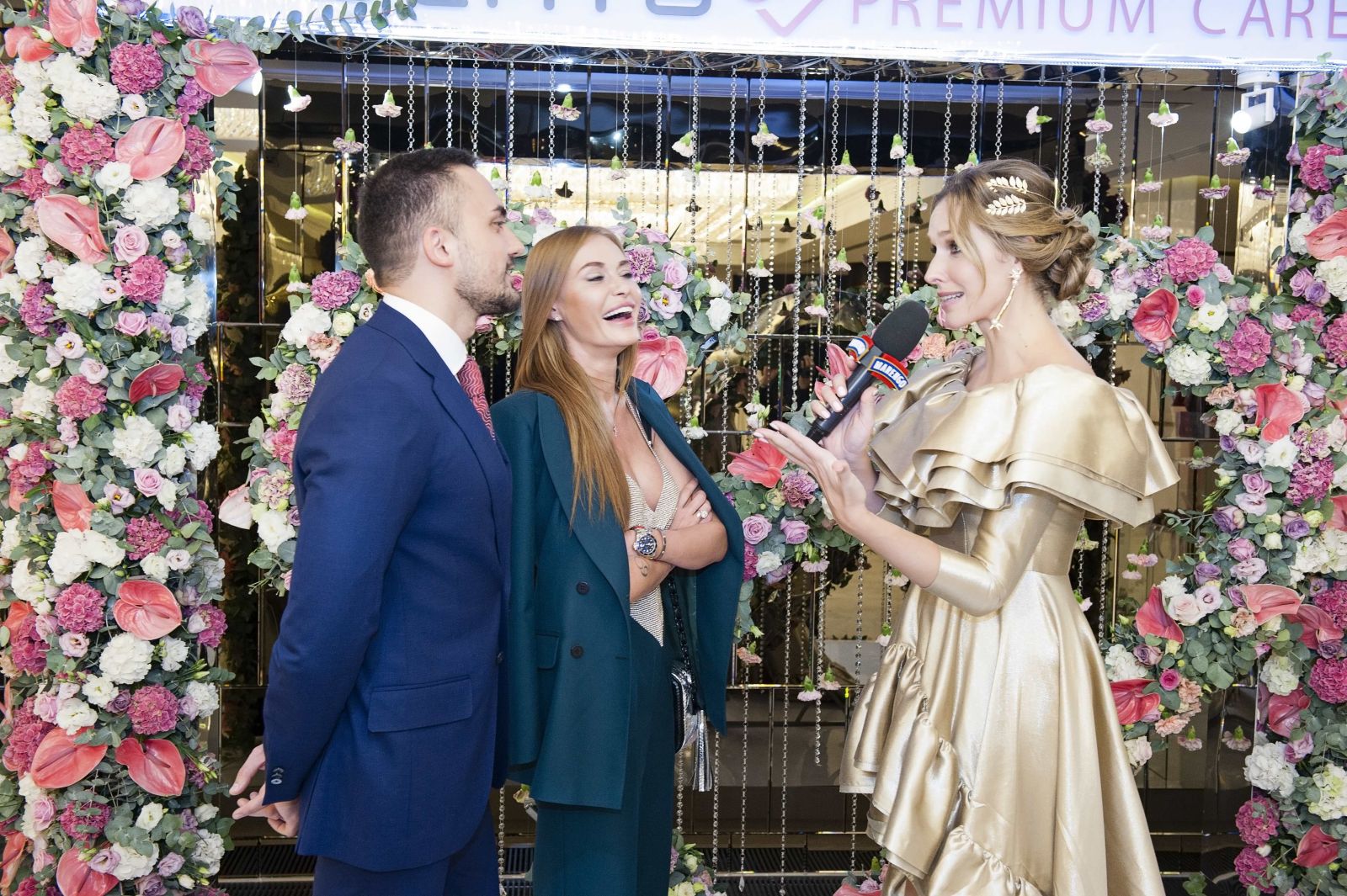 Девушка в золоте: Катя Осадчая восхитила платьем с шлейфом на Viva! Бал