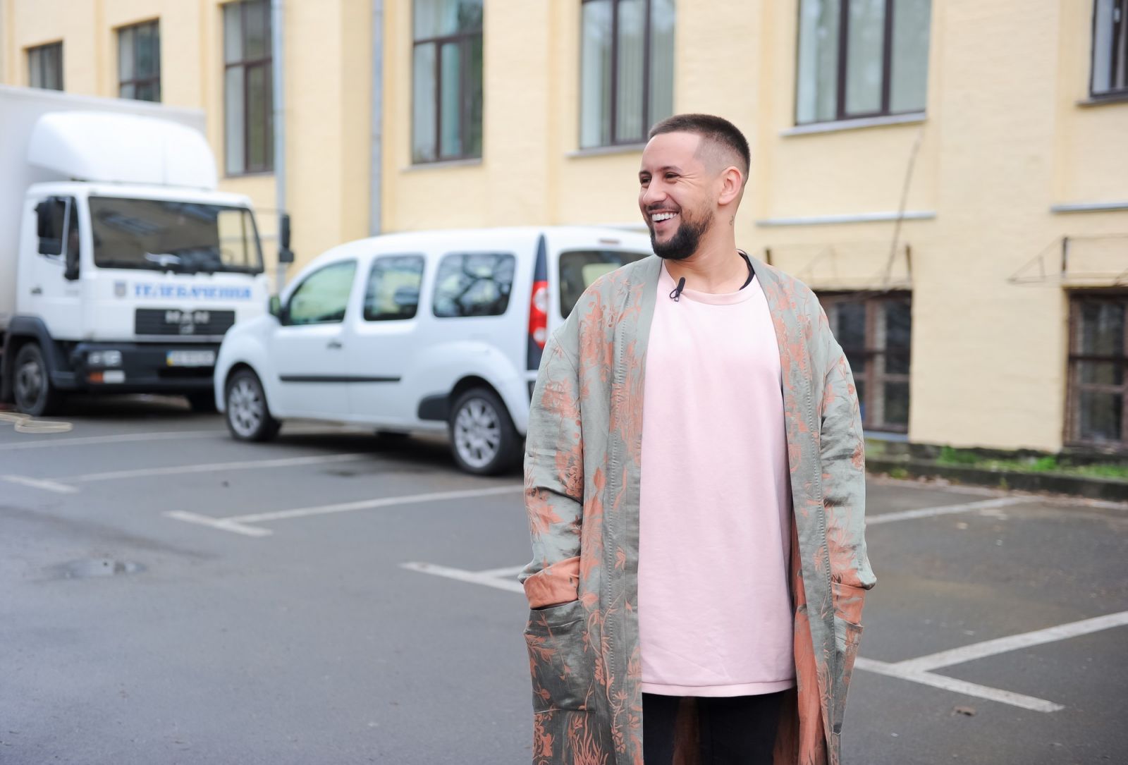 Фигура в полный рост и встреча с фанатами: Monatik отметил 31-летие на съемках нового клипа