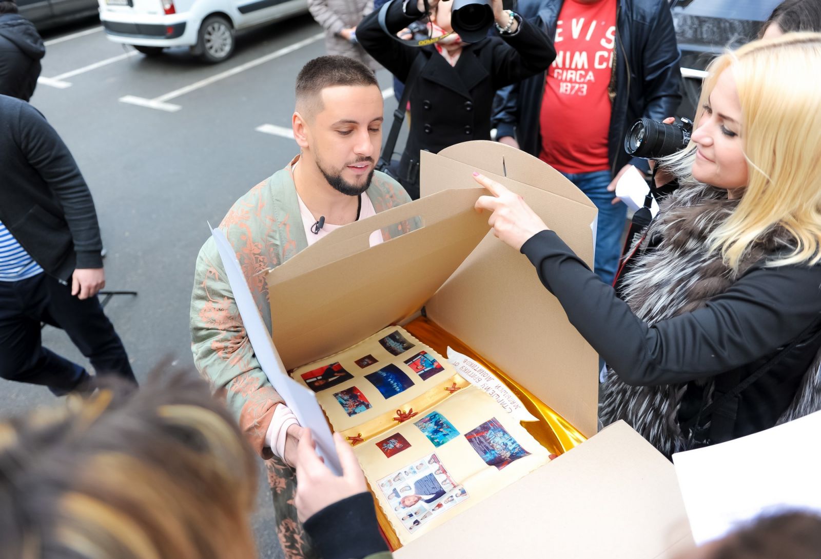 Фигура в полный рост и встреча с фанатами: Monatik отметил 31-летие на съемках нового клипа