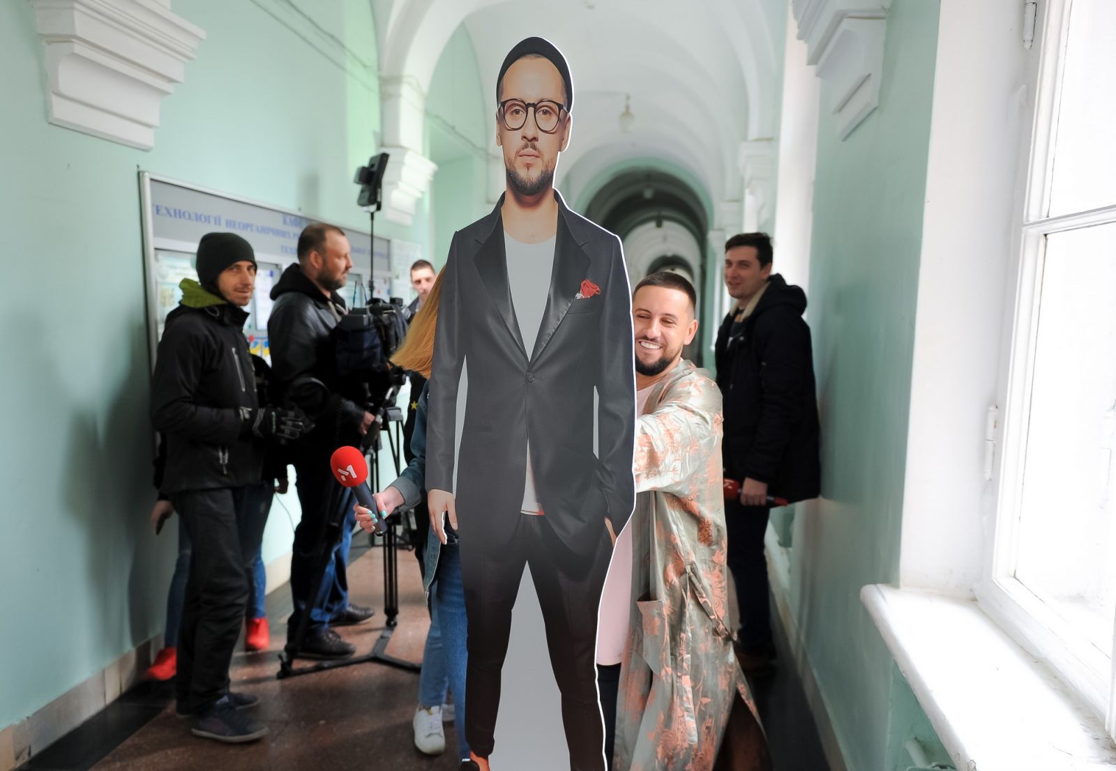 Фигура в полный рост и встреча с фанатами: Monatik отметил 31-летие на съемках нового клипа