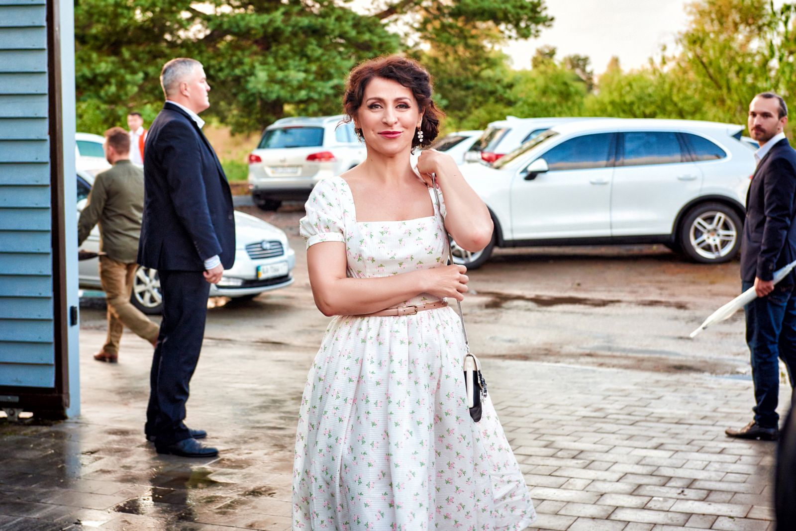 Словно девочка: Надежда Матвеева появилась на вечеринке в белом платье