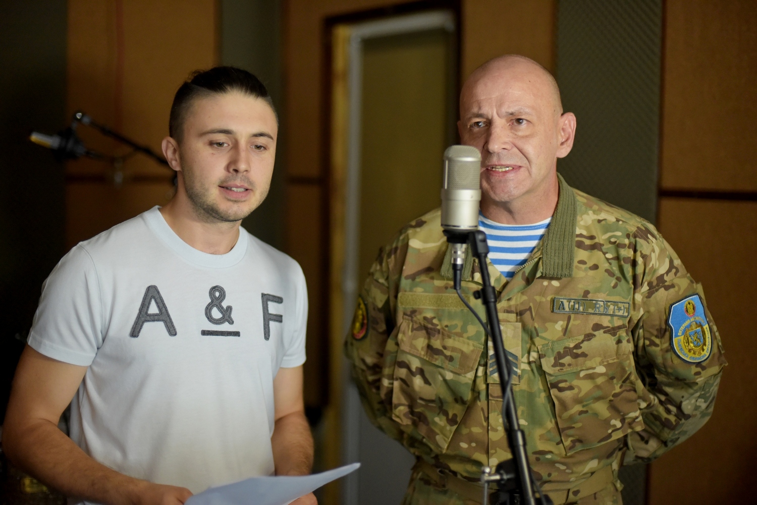 Солист группы Антитела Тарас Тополя спел песню в дуэте с бойцом АТО (Видео)