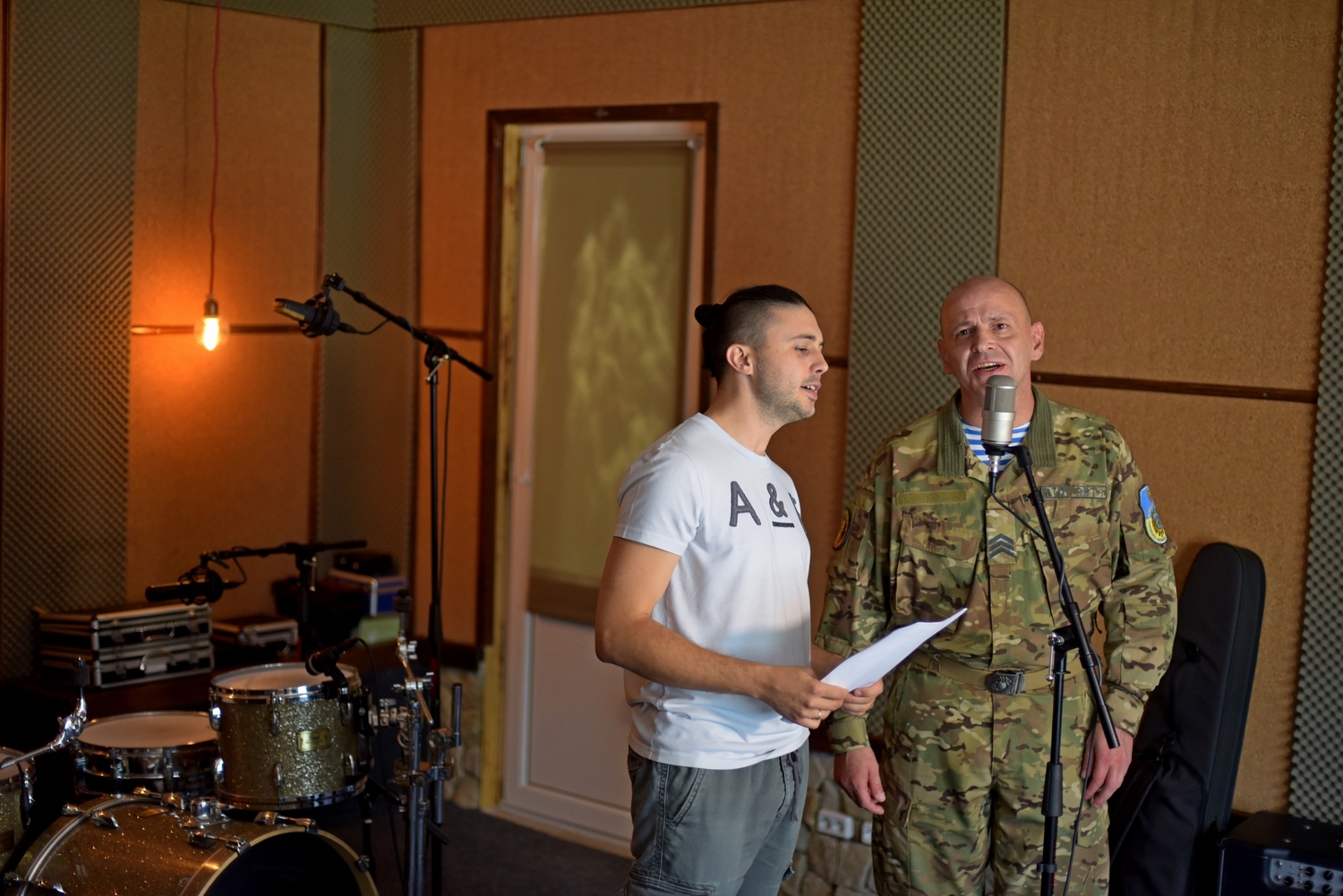 Солист группы Антитела Тарас Тополя спел песню в дуэте с бойцом АТО