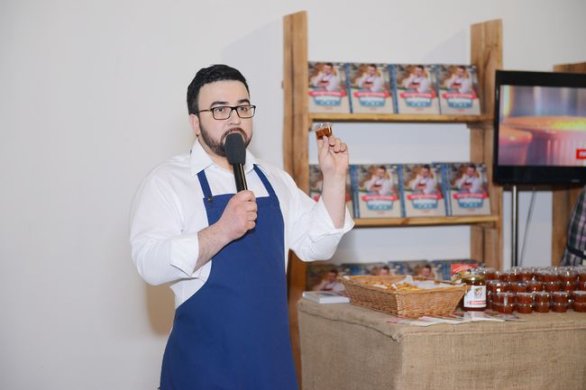 Руслан Сеничкин презентовал второй тираж своей кулинарной книги и угощал гостей джемом из хурмы