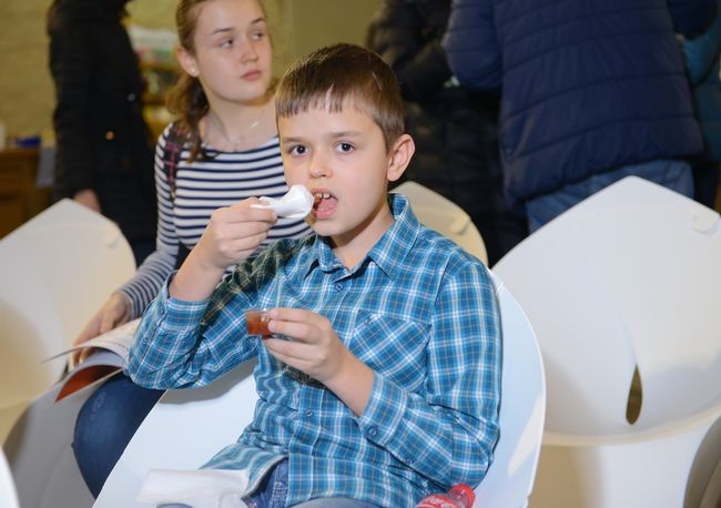 Руслан Сеничкин презентовал второй тираж своей кулинарной книги и угощал гостей джемом из хурмы