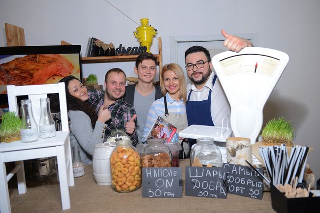 Руслан Сеничкин презентовал второй тираж своей кулинарной книги и угощал гостей джемом из хурмы